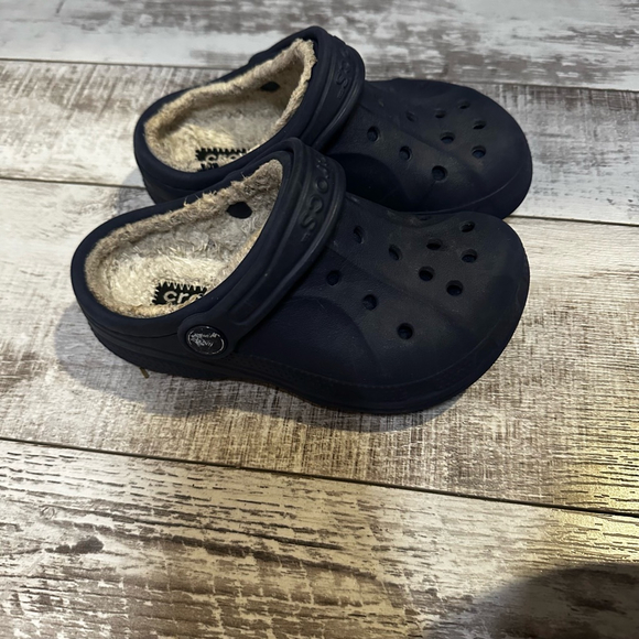 Crocs Kids Size 10C-11C Navy Blue and Beige Lined Clogs - Picture 6 of 8